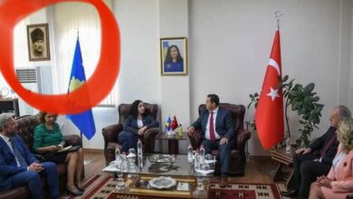 Skandali i Vjosa Osmanit, me flamurin turk (dhe jo vetëm)