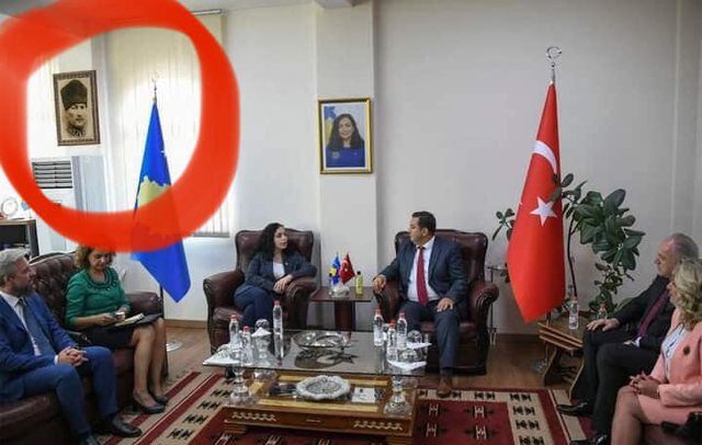 Skandali i Vjosa Osmanit, me flamurin turk (dhe jo vetëm) Skandali i Vjosa Osmanit, me flamurin turk (dhe jo vetëm)