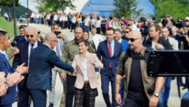 Detaji që ra në sy nga vizita në Kosovë/ Kryeministrja Brnabiç mbulon flamurin serb Detaji që ra në sy nga vizita në Kosovë/ Kryeministrja Brnabiç mbulon flamurin serb