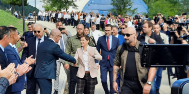 Detaji që ra në sy nga vizita në Kosovë/ Kryeministrja Brnabiç mbulon flamurin serb Detaji që ra në sy nga vizita në Kosovë/ Kryeministrja Brnabiç mbulon flamurin serb