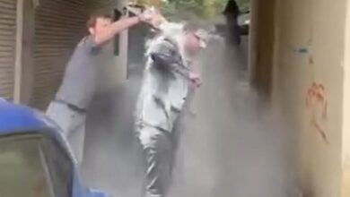 VIDEO / Sulmohet ministri i Financave të Kosovës, i zbrazin pakon e miellit në kokë VIDEO / Sulmohet ministri i Financave të Kosovës, i zbrazin pakon e miellit në kokë