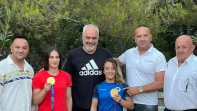 Nora Gjakova e Distria Krasniqi me gradën kolonel në Ushtrinë e Shqipërisë Nora Gjakova e Distria Krasniqi me gradën kolonel në Ushtrinë e Shqipërisë