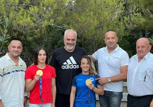 Nora Gjakova e Distria Krasniqi me gradën kolonel në Ushtrinë e Shqipërisë Nora Gjakova e Distria Krasniqi me gradën kolonel në Ushtrinë e Shqipërisë