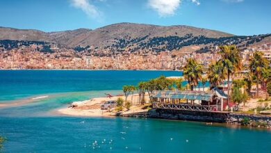 Pushimet në Shqipëri njëlloj si në Greqi, por më lirë dhe me më pak turma Pushimet në Shqipëri njëlloj si në Greqi, por më lirë dhe me më pak turma