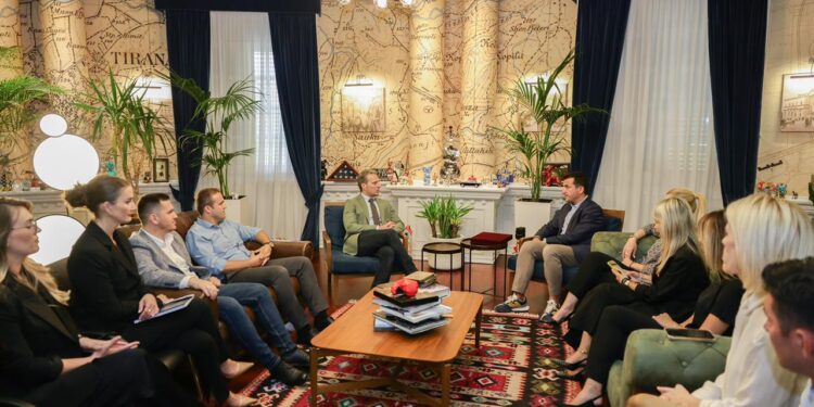 Veliaj pret Arifin: Tirana do advokojë për të drejtat e shqiptarëve të Luginës së Preshevës. Ndihmë financiare për projektet atje Veliaj pret Arifin: Tirana do advokojë për të drejtat e shqiptarëve të Luginës së Preshevës. Ndihmë financiare për projektet atje