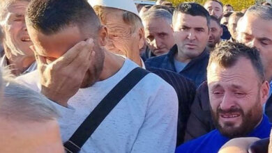 Lot dhe besë/ Vrau shokun me makinë, shihni pamjet rrëqethëse kur familja e viktimës fal gjakun Lot dhe besë/ Vrau shokun me makinë, shihni pamjet rrëqethëse kur familja e viktimës fal gjakun
