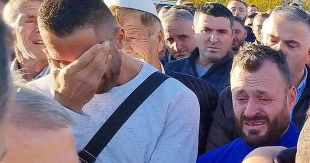 Lot dhe besë/ Vrau shokun me makinë, shihni pamjet rrëqethëse kur familja e viktimës fal gjakun Lot dhe besë/ Vrau shokun me makinë, shihni pamjet rrëqethëse kur familja e viktimës fal gjakun