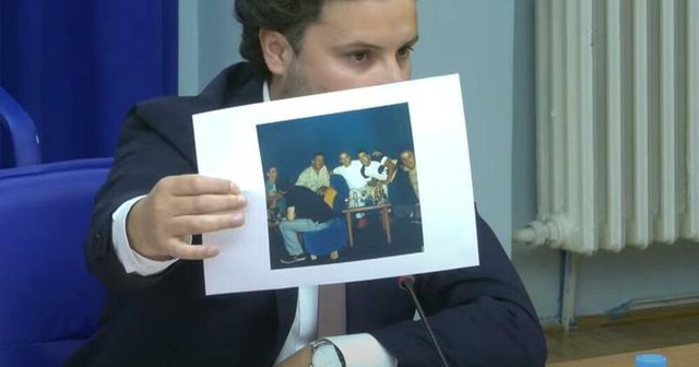 “Do ju tregoj emrat dhe mbiemrat”/ Abazoviç publikon foton e presidentit malazez me anëtarë të klanit mafioz “Skaljar”