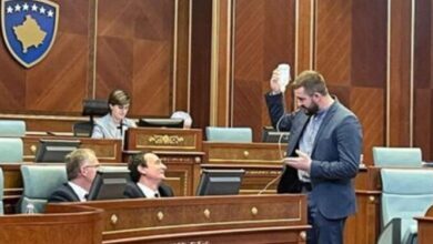 FOTO/ Kurti ‘merr serum’ në parlament! Deputeti: Është sëmurë, të dorëhiqet se mezi mbahet në këmbë