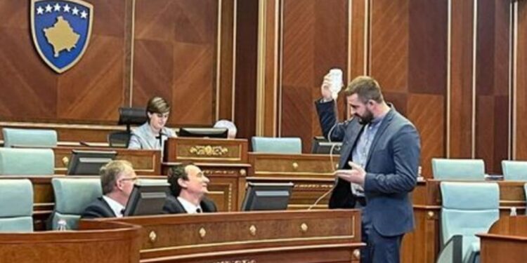 FOTO/ Kurti ‘merr serum’ në parlament! Deputeti: Është sëmurë, të dorëhiqet se mezi mbahet në këmbë FOTO/ Kurti ‘merr serum’ në parlament! Deputeti: Është sëmurë, të dorëhiqet se mezi mbahet në këmbë