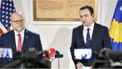 Ambasada e SHBA-së: S’kundërshtojmë qëndrimin e Kosovës për targat, kërkuam shtyrje që të mos ketë tensione Ambasada e SHBA-së: S’kundërshtojmë qëndrimin e Kosovës për targat, kërkuam shtyrje që të mos ketë tensione