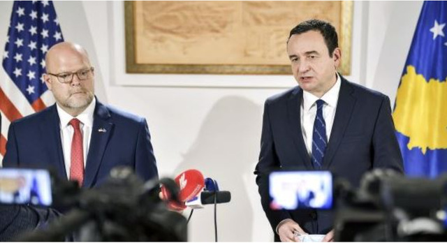 Ambasada e SHBA-së: S’kundërshtojmë qëndrimin e Kosovës për targat, kërkuam shtyrje që të mos ketë tensione Ambasada e SHBA-së: S’kundërshtojmë qëndrimin e Kosovës për targat, kërkuam shtyrje që të mos ketë tensione