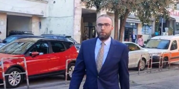 Kleçka e Bardhit për të cunguar degët e PD