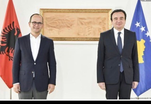 Albin Kurti pret me nderime zyrtare Ditmir Bushatin. Pritet të marrë një pozicion zyrtar prej tij Albin Kurti pret me nderime zyrtare Ditmir Bushatin. Pritet të marrë një pozicion zyrtar prej tij