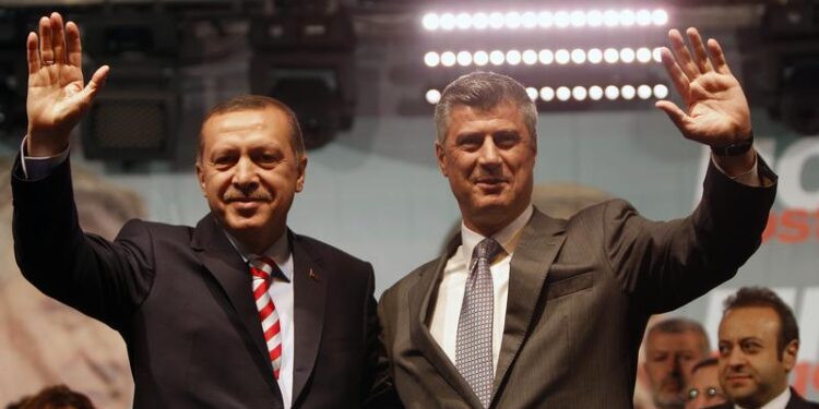 Me origjinë nga Shkupi/ Kryekëshilltari i Erdogan: Turqia ofroi garanci për gjykimin në liri të Hashim Thaçit Me origjinë nga Shkupi/ Kryekëshilltari i Erdogan: Turqia ofroi garanci për gjykimin në liri të Hashim Thaçit