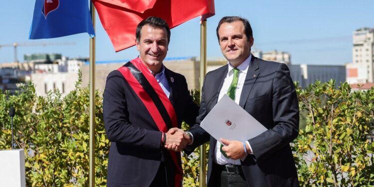 Djali i Ibrahim Rugovës merr shtetësinë shqiptare/ Veliaj: Të çojmë përpara amanetin e të parëve, të punojmë për progresin e kombit Djali i Ibrahim Rugovës merr shtetësinë shqiptare/ Veliaj: Të çojmë përpara amanetin e të parëve, të punojmë për progresin e kombit