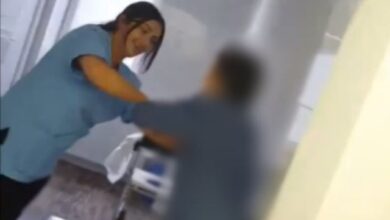 Rrahën dhe talleshin me gruan në “Shtëpinë e të Moshuarve” në Pejë/ Arrestohen 2 infermieret