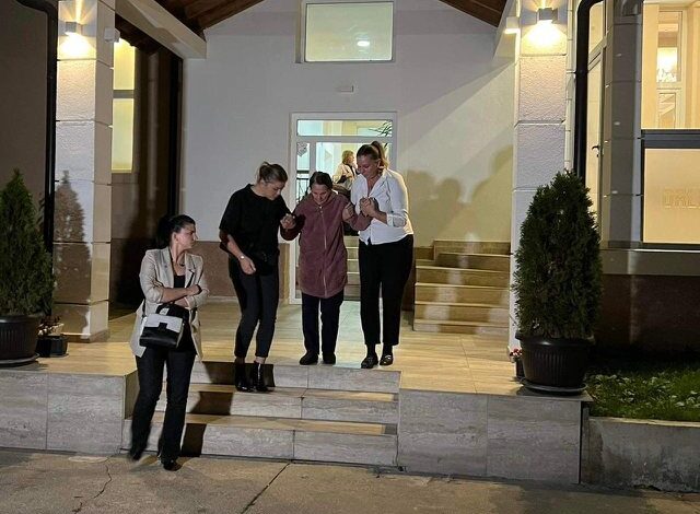 MOMENTI PREKËS/ E moshuara shpëton nga duart e infermiereve ‘monstra’, nxirret nga Shtëpia e Përkujdesjes MOMENTI PREKËS/ E moshuara shpëton nga duart e infermiereve ‘monstra’, nxirret nga Shtëpia e Përkujdesjes