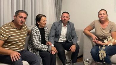 Nëna e dëshmorit të UÇK u dhunua në azil, Ministri i Mbrojtjes viziton të moshuarën: Na edukuan! S’mund të harrojmë sakrificën dhe qëndresën e tyre Nëna e dëshmorit të UÇK u dhunua në azil, Ministri i Mbrojtjes viziton të moshuarën: Na edukuan! S’mund të harrojmë sakrificën dhe qëndresën e tyre
