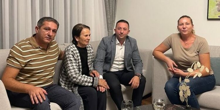 Nëna e dëshmorit të UÇK u dhunua në azil, Ministri i Mbrojtjes viziton të moshuarën: Na edukuan! S’mund të harrojmë sakrificën dhe qëndresën e tyre Nëna e dëshmorit të UÇK u dhunua në azil, Ministri i Mbrojtjes viziton të moshuarën: Na edukuan! S’mund të harrojmë sakrificën dhe qëndresën e tyre