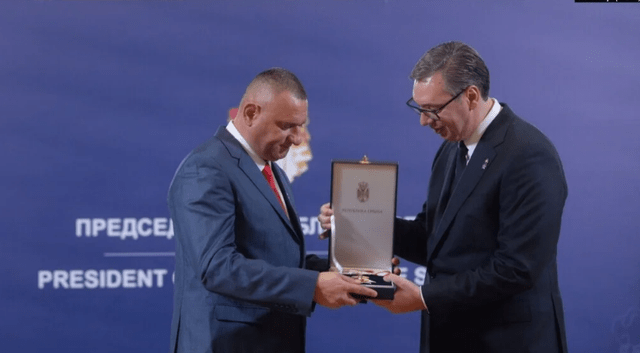 Refuzuan urdhrat e Kosovës për targat, Vuçiç nderon policët serbë Refuzuan urdhrat e Kosovës për targat, Vuçiç nderon policët serbë