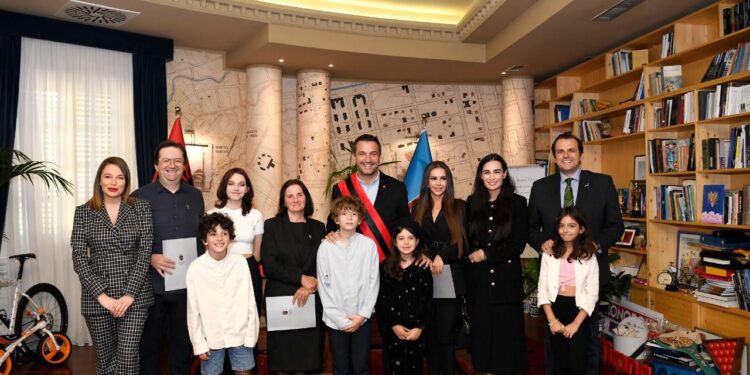 Familja Rugova merr shtetësinë shqiptare, Veliaj: Krenar për kontributin që i keni dhënë Shqipërisë dhe Kosovës Familja Rugova merr shtetësinë shqiptare, Veliaj: Krenar për kontributin që i keni dhënë Shqipërisë dhe Kosovës
