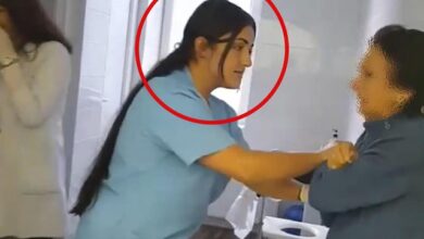 EMRI/ Dhunohej nga punonjësja dhe filmohej nga koleget, e moshuara është nëna e një DËSHMORI