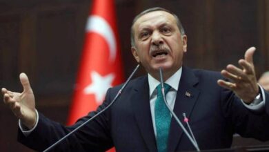 VIDEO / Erdogani tërbohet me kandidatin e tij pas e la të priste dy minuta në podium