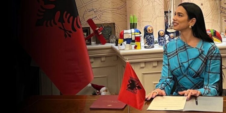 Mori pasaportën shqiptare, mediat greke: Ylli i popit, Dua Lipa ‘ambasadore e shqiptarëve’ në mbarë botën Mori pasaportën shqiptare, mediat greke: Ylli i popit, Dua Lipa ‘ambasadore e shqiptarëve’ në mbarë botën