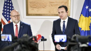 SHBA përsërit thirrjen ndaj Kurtit për targat, dënon djegien e automjetit në Veri SHBA përsërit thirrjen ndaj Kurtit për targat, dënon djegien e automjetit në Veri