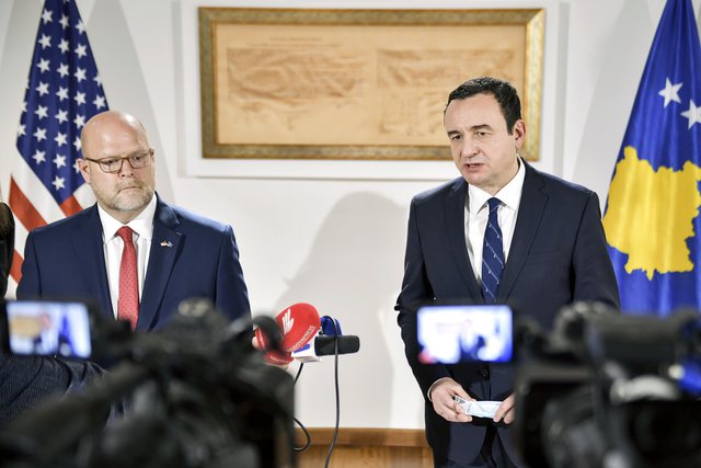 SHBA përsërit thirrjen ndaj Kurtit për targat, dënon djegien e automjetit në Veri SHBA përsërit thirrjen ndaj Kurtit për targat, dënon djegien e automjetit në Veri
