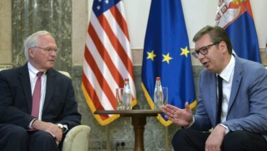 “Serbët të kthehen në institucione”, ambasadori amerikan në Beograd reagon për tensionet në veri të Kosovës “Serbët të kthehen në institucione”, ambasadori amerikan në Beograd reagon për tensionet në veri të Kosovës