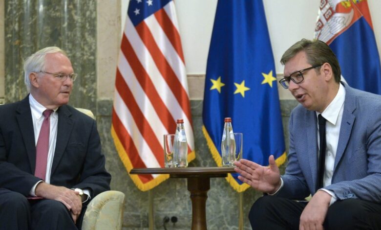 “Serbët të kthehen në institucione”, ambasadori amerikan në Beograd reagon për tensionet në veri të Kosovës “Serbët të kthehen në institucione”, ambasadori amerikan në Beograd reagon për tensionet në veri të Kosovës