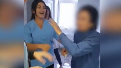 Publikohet foto/ E moshuara që u dhuna në Pejë kishte protestuar për shumë vite për gjetjen e eshtrave të djalit Publikohet foto/ E moshuara që u dhuna në Pejë kishte protestuar për shumë vite për gjetjen e eshtrave të djalit