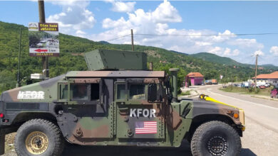 KFOR heq automjetet e bllokuara në veri të Kosovës: Po rikthejmë lirinë e lëvizjes