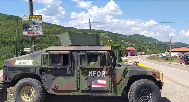 KFOR heq automjetet e bllokuara në veri të Kosovës: Po rikthejmë lirinë e lëvizjes KFOR heq automjetet e bllokuara në veri të Kosovës: Po rikthejmë lirinë e lëvizjes
