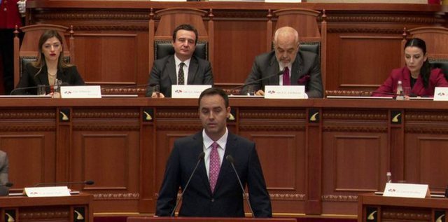 Kuvend historik mes Kosovës dhe Shqipërisë/ Mesazhi i Konjufcës emocionon deputetët: Serbia na lufton nga brenda dhe jashtë, na duhet mbështetja juaj