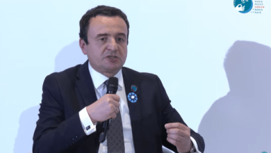 Albin Kurti: Jemi gati t’ia zgjasim dorën Serbisë, nëse ata e lirojnë grushtin Albin Kurti: Jemi gati t’ia zgjasim dorën Serbisë, nëse ata e lirojnë grushtin