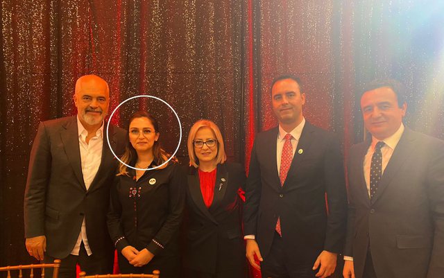 Gruaja në të djathtë të Ramës ka një histori jete të veçantë: 14 vjeçe në luftë, bashkëshorti sot në Hagë Gruaja në të djathtë të Ramës ka një histori jete të veçantë: 14 vjeçe në luftë, bashkëshorti sot në Hagë