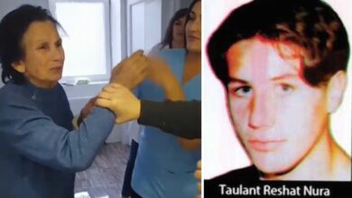 Nënë, jam unë, Taulanti, edhe këndej në botën e përtejme po flitet si u dhunοve nënë Nënë, jam unë, Taulanti, edhe këndej në botën e përtejme po flitet si u dhunοve nënë