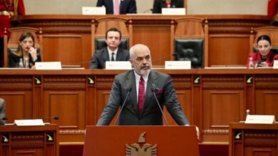 “Si legjenda e gjallë e flamurit”/ Rama përkujton Adem Jasharin: Lindi më 28 nëntor dhe vdiq për të jetuar përgjithmonë!