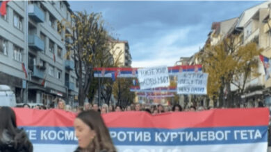 Gratë serbe në Mitrovicë të Veriut protestojnë për çështjen e targave Gratë serbe në Mitrovicë të Veriut protestojnë për çështjen e targave