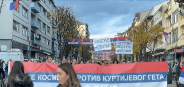 Gratë serbe në Mitrovicë të Veriut protestojnë për çështjen e targave