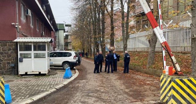 Policët serbë dorëzojnë armët në veri, prani e shtuar e EULEX-it Policët serbë dorëzojnë armët në veri, prani e shtuar e EULEX-it