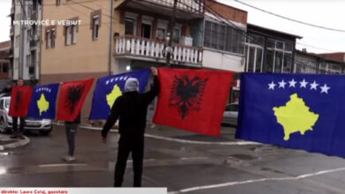 FOTOT/ “Jemi këtu”, shqiptarët i kundërpërgjigjen protestës së serbëve me flamuj kuq e zi dhe ata të Kosovës FOTOT/ “Jemi këtu”, shqiptarët i kundërpërgjigjen protestës së serbëve me flamuj kuq e zi dhe ata të Kosovës