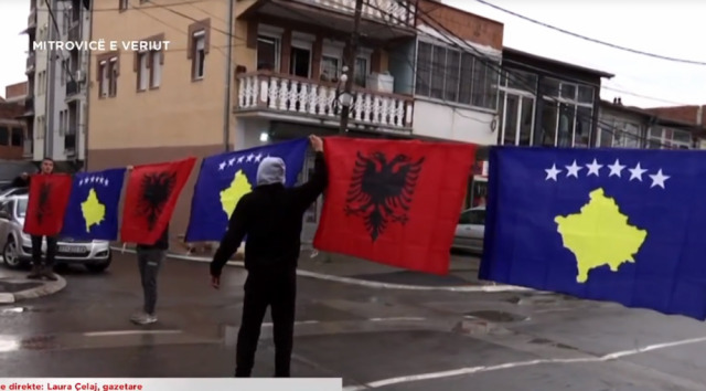 FOTOT/ “Jemi këtu”, shqiptarët i kundërpërgjigjen protestës së serbëve me flamuj kuq e zi dhe ata të Kosovës FOTOT/ “Jemi këtu”, shqiptarët i kundërpërgjigjen protestës së serbëve me flamuj kuq e zi dhe ata të Kosovës