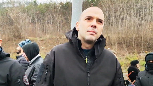 Njeriu i Putinit e Vuçiçit shfaqet në veri të Kosovës, thirrje për rezistencë në Jarinjë, prezent edhe protestues me maska Njeriu i Putinit e Vuçiçit shfaqet në veri të Kosovës, thirrje për rezistencë në Jarinjë, prezent edhe protestues me maska