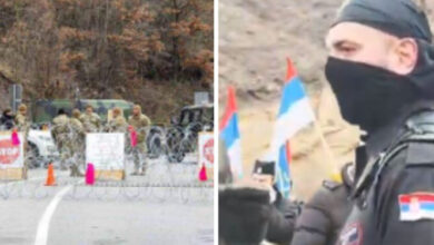 Serbët e maskuar protestojnë në Jarinje, KFOR-i amerikan ‘blindon’ pikën kufitare Serbët e maskuar protestojnë në Jarinje, KFOR-i amerikan ‘blindon’ pikën kufitare
