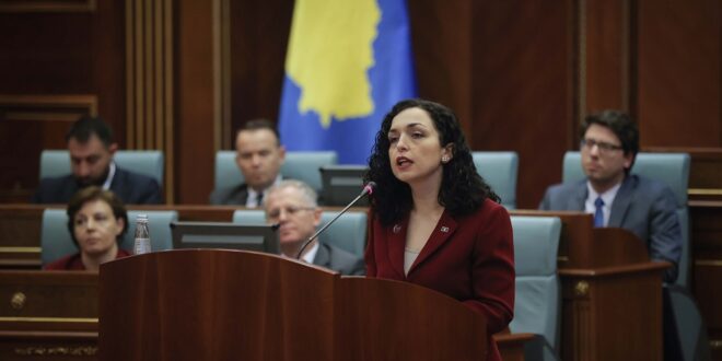 Kritikohet ashpër presidentja Osmani për fjalimin vjetor: Sulmon UÇK-në! ‘Përçarëse’, ‘inatçore’, ‘notere e Kurtit’ Kritikohet ashpër presidentja Osmani për fjalimin vjetor: Sulmon UÇK-në! ‘Përçarëse’, ‘inatçore’, ‘notere e Kurtit’