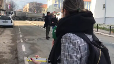 Po raportonte “live”, sulmohet gazetarja në Mitrovicë (VIDEO) Po raportonte “live”, sulmohet gazetarja në Mitrovicë (VIDEO)